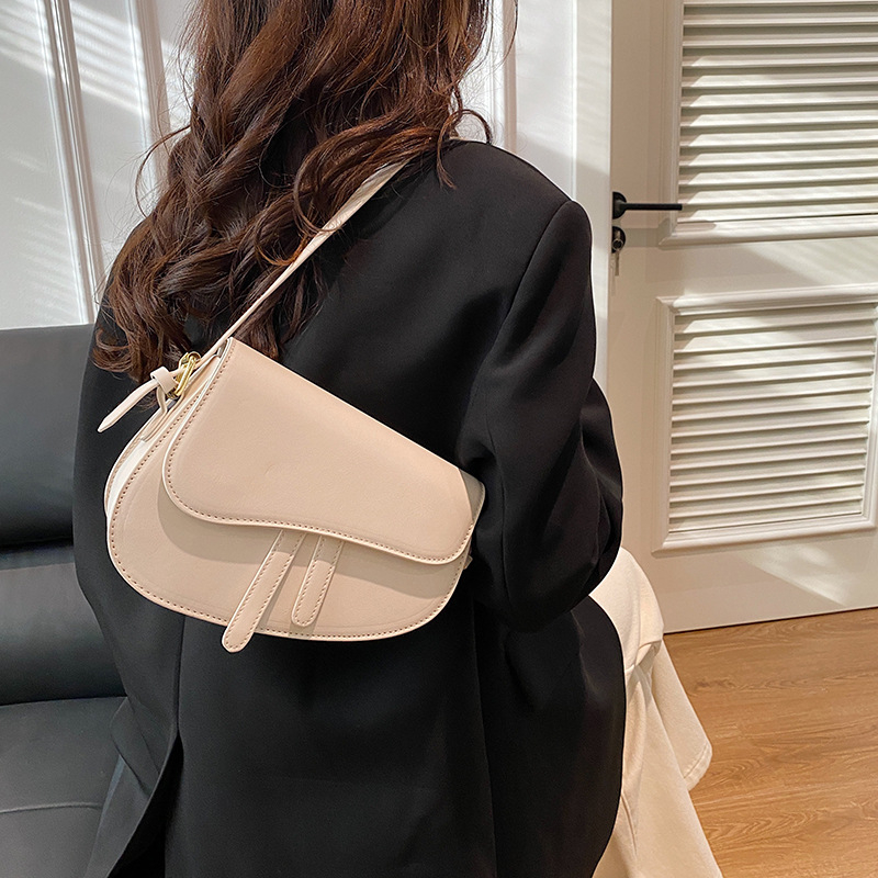 PU ženska saddle torba, gradski minimalistički stil, nosiva preko ramena ili ispod pazuha, horizontalni kvadratni oblik, zatvara kapicom, unutarnja pretinica za telefon, poliester podstava, jedna naramenica