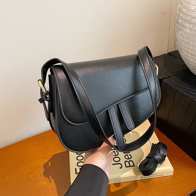 PU ženska saddle torba, gradski minimalistički stil, nosiva preko ramena ili ispod pazuha, horizontalni kvadratni oblik, zatvara kapicom, unutarnja pretinica za telefon, poliester podstava, jedna naramenica