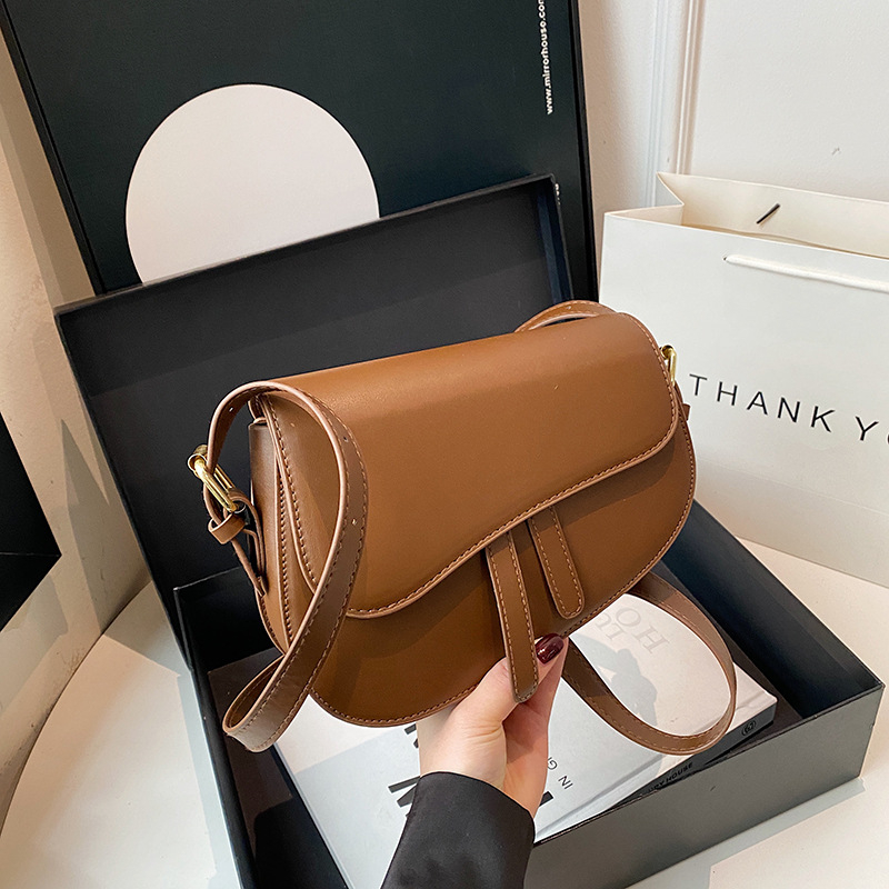 PU ženska saddle torba, gradski minimalistički stil, nosiva preko ramena ili ispod pazuha, horizontalni kvadratni oblik, zatvara kapicom, unutarnja pretinica za telefon, poliester podstava, jedna naramenica