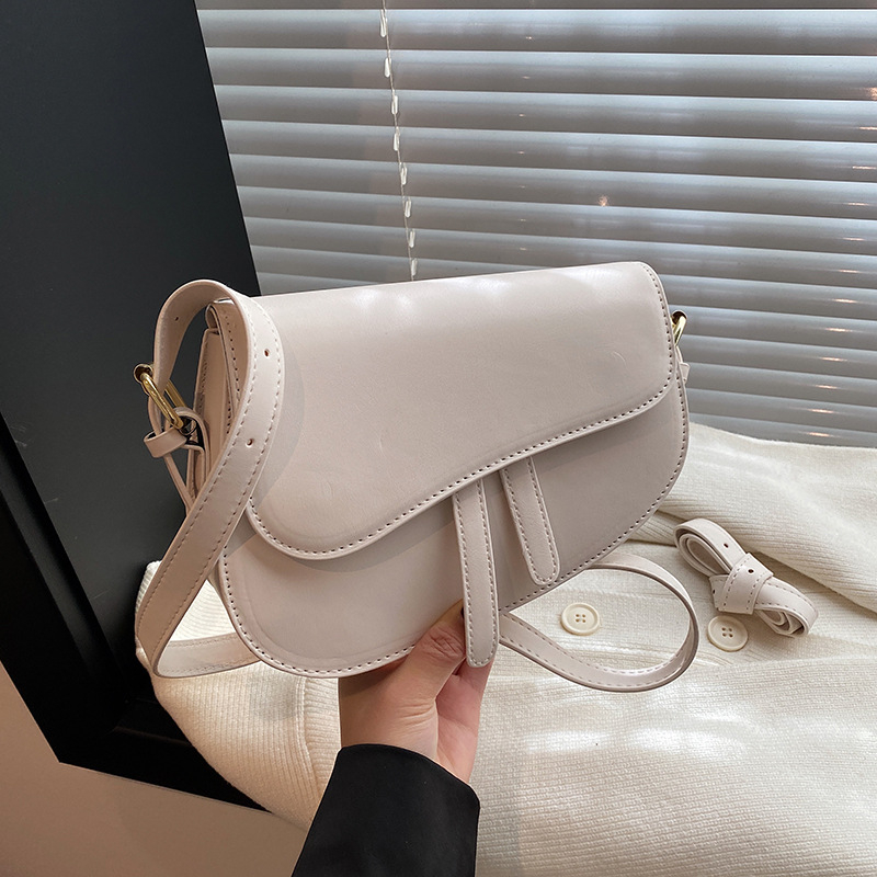 PU ženska saddle torba, gradski minimalistički stil, nosiva preko ramena ili ispod pazuha, horizontalni kvadratni oblik, zatvara kapicom, unutarnja pretinica za telefon, poliester podstava, jedna naramenica