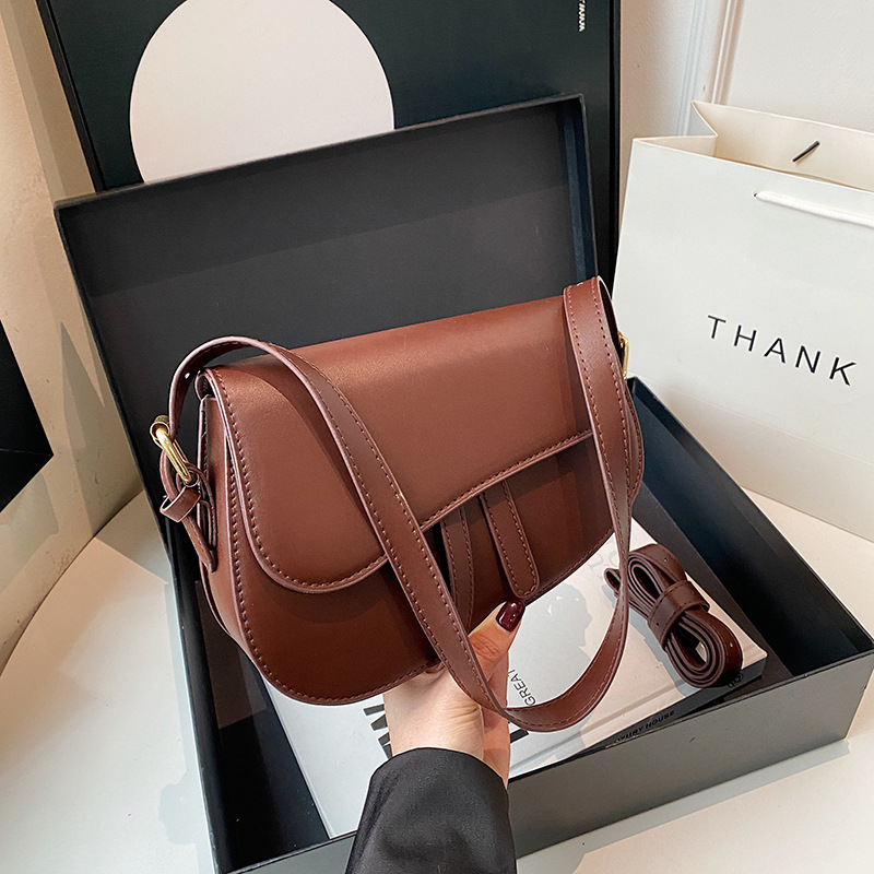 PU ženska saddle torba, gradski minimalistički stil, nosiva preko ramena ili ispod pazuha, horizontalni kvadratni oblik, zatvara kapicom, unutarnja pretinica za telefon, poliester podstava, jedna naramenica