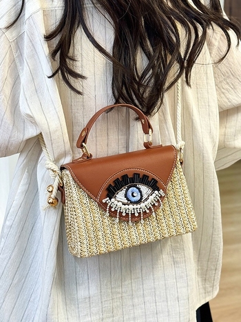 Szalmából készült válltáska – horizontális négyszögletes alak, poliészter bélés, záródás fedett, belső zseb a telefon számára, egyvállú vállpánt