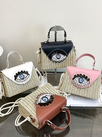 Szalmából készült válltáska – horizontális négyszögletes alak, poliészter bélés, záródás fedett, belső zseb a telefon számára, egyvállú vállpánt