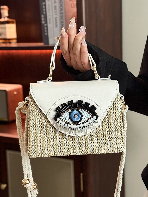 Szalmából készült válltáska – horizontális négyszögletes alak, poliészter bélés, záródás fedett, belső zseb a telefon számára, egyvállú vállpánt