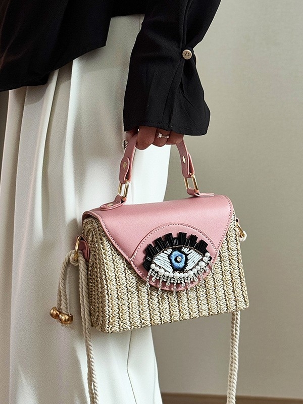 Szalmából készült válltáska – horizontális négyszögletes alak, poliészter bélés, záródás fedett, belső zseb a telefon számára, egyvállú vállpánt