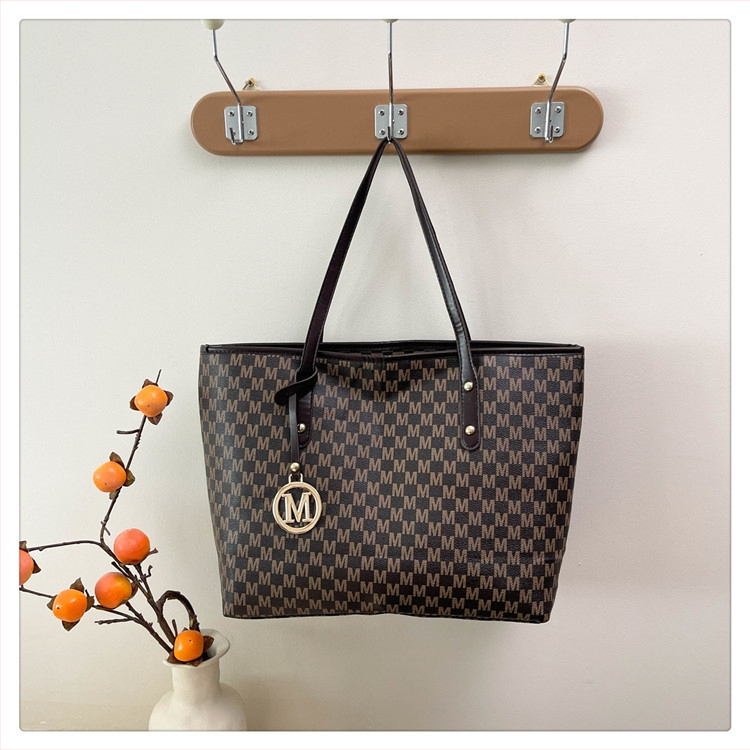 Dámska tote taška do mesta, street fashion štýl, PU materiál, vodorovný štvorcový tvar, zipsové otvorenie, vnútorná kapsa na telefón