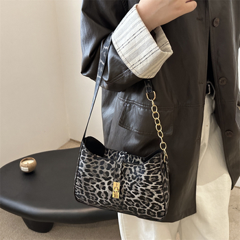 Чанта с леопардов принт и верига - специален материал, квадратна форма, цип, подплата полиестер, вътрешни джобове за телефон и идентификационна карта, една презрамка, триизмерен дизайн