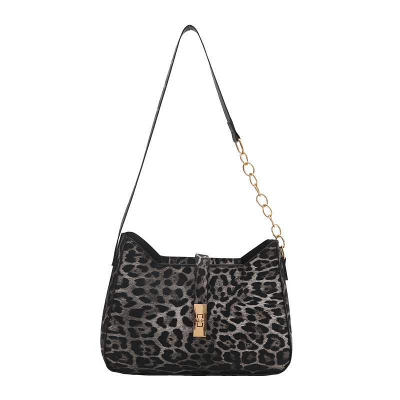 Чанта с леопардов принт и верига - специален материал, квадратна форма, цип, подплата полиестер, вътрешни джобове за телефон и идентификационна карта, една презрамка, триизмерен дизайн