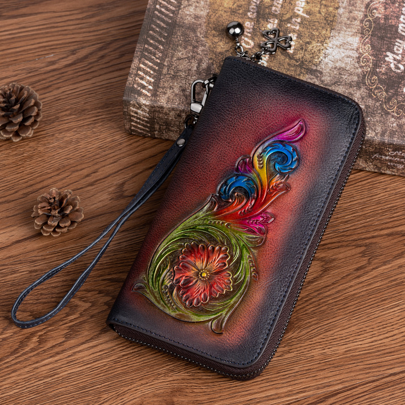 Dámska kožená peňaženková kabelka typu klúč, stredná dĺžka, kvetinový reliéf, polyesterová podšívka, model 88011