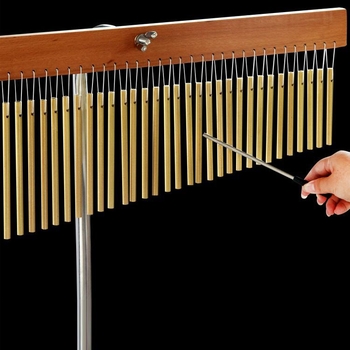 Mediniai vėjo varpeliai rinkinys su 25 tonų ir 36 tonų varpeliais, medinis garso medis su laikikliu ir 20 varpų eilei; vaikams nuo 7 iki 14 metų.