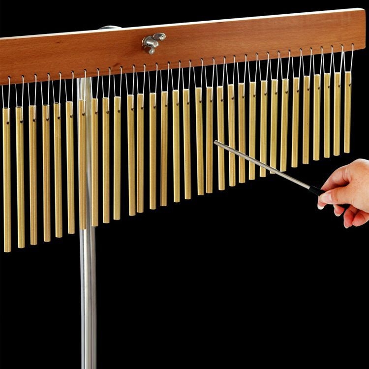 Mediniai vėjo varpeliai rinkinys su 25 tonų ir 36 tonų varpeliais, medinis garso medis su laikikliu ir 20 varpų eilei; vaikams nuo 7 iki 14 metų.