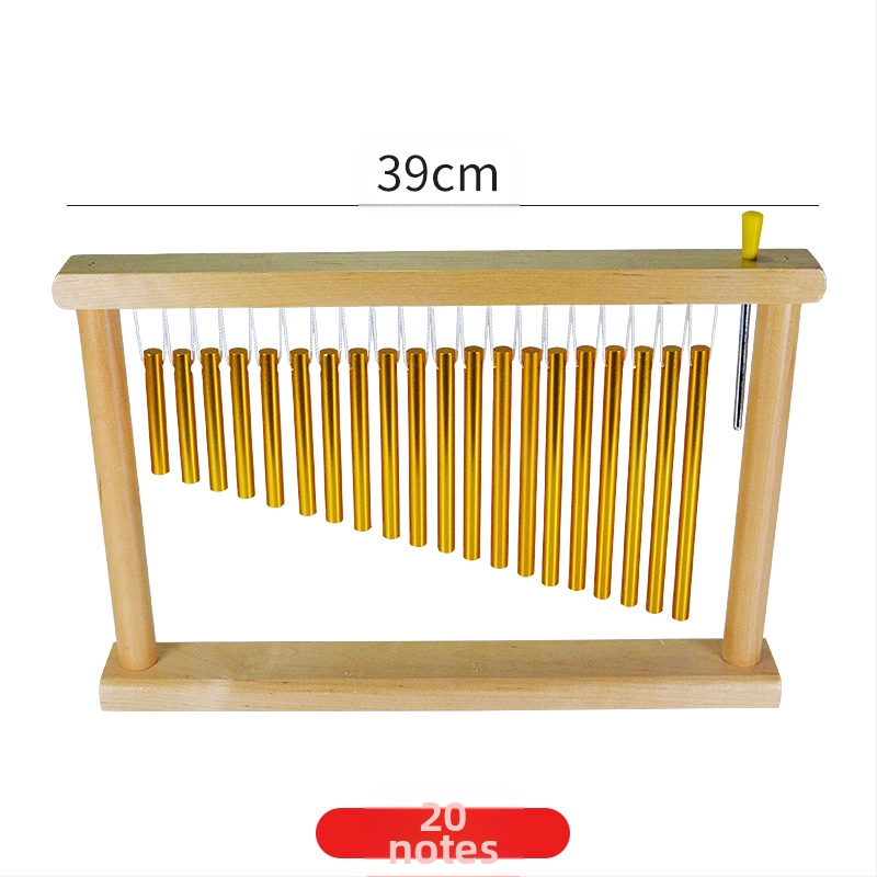 Mediniai vėjo varpeliai rinkinys su 25 tonų ir 36 tonų varpeliais, medinis garso medis su laikikliu ir 20 varpų eilei; vaikams nuo 7 iki 14 metų.