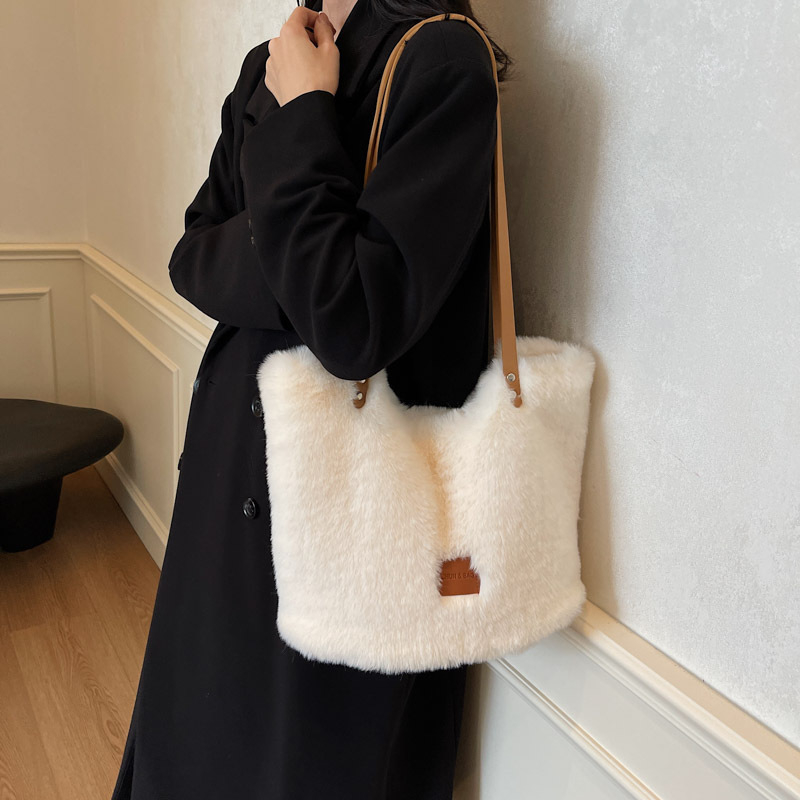 Плюшена торба за рамо с магнитно закопчаване, без подплата, джоб за мобилен телефон, вертикална квадратна форма, есен 2024