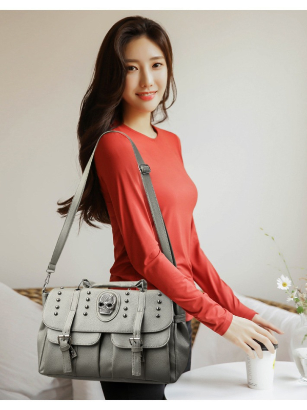 PU kožna torbica u ulicnom stilu s detaljima lubanje i šiljcih (niti), dvostruka upotreba (ruka i preko ramena), velika kapaciteta, inspirirana motociklima, unutarnji pretinci za telefon i osobnu iskaznicu