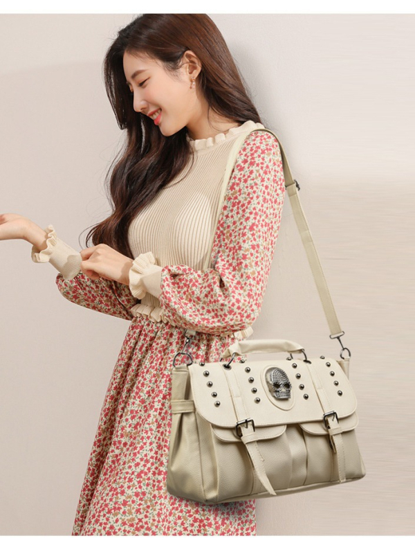 PU kožna torbica u ulicnom stilu s detaljima lubanje i šiljcih (niti), dvostruka upotreba (ruka i preko ramena), velika kapaciteta, inspirirana motociklima, unutarnji pretinci za telefon i osobnu iskaznicu