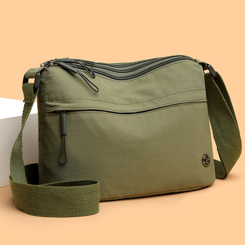 Ženska crossbody torba, urbani minimalistički stil, najlon, horizontalni kvadratni oblik, zatvaranje zipom, poliester podstava