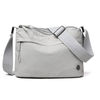 Ženska crossbody torba, urbani minimalistički stil, najlon, horizontalni kvadratni oblik, zatvaranje zipom, poliester podstava