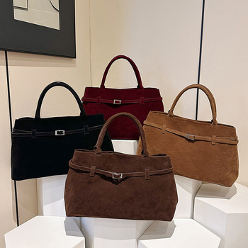 Vunena Tote torba, vodoravni četverokutni oblik, magnetsko zatvaranje, unutarnja pretinica sa zipom i pretinica za mobitel, podstava od poliestera