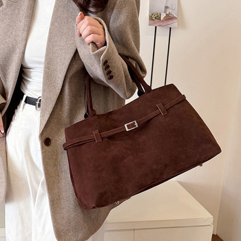 Vunena Tote torba, vodoravni četverokutni oblik, magnetsko zatvaranje, unutarnja pretinica sa zipom i pretinica za mobitel, podstava od poliestera