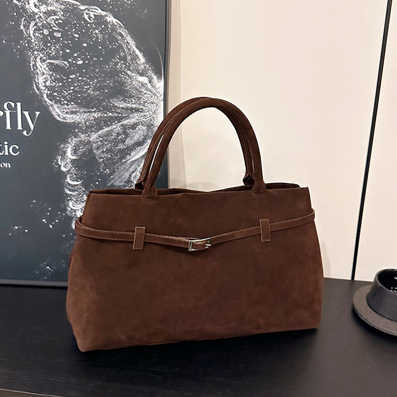 Vunena Tote torba, vodoravni četverokutni oblik, magnetsko zatvaranje, unutarnja pretinica sa zipom i pretinica za mobitel, podstava od poliestera