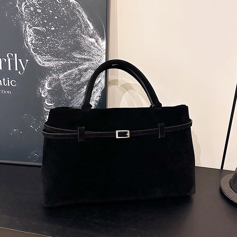 Vunena Tote torba, vodoravni četverokutni oblik, magnetsko zatvaranje, unutarnja pretinica sa zipom i pretinica za mobitel, podstava od poliestera