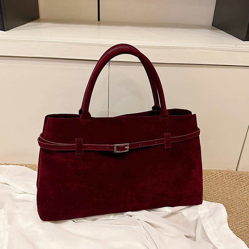 Vunena Tote torba, vodoravni četverokutni oblik, magnetsko zatvaranje, unutarnja pretinica sa zipom i pretinica za mobitel, podstava od poliestera