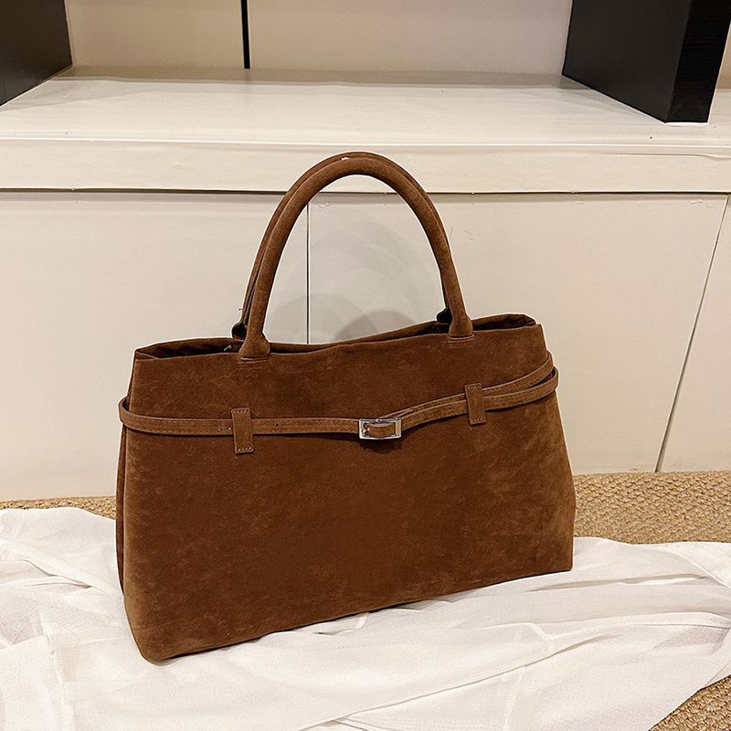 Vunena Tote torba, vodoravni četverokutni oblik, magnetsko zatvaranje, unutarnja pretinica sa zipom i pretinica za mobitel, podstava od poliestera