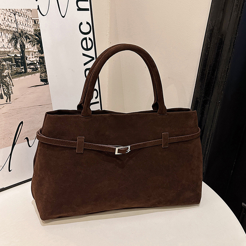 Vunena Tote torba, vodoravni četverokutni oblik, magnetsko zatvaranje, unutarnja pretinica sa zipom i pretinica za mobitel, podstava od poliestera