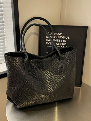 Дамска тъкана Tote чанта с текстурна повърхност — PU материал, цип за затваряне, вътрешен джоб с цип и джоб за телефон, хоризонтално квадратна форма