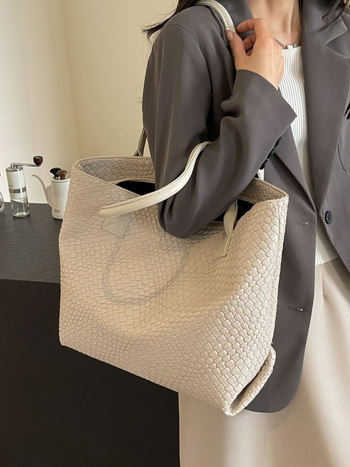 Дамска тъкана Tote чанта с текстурна повърхност — PU материал, цип за затваряне, вътрешен джоб с цип и джоб за телефон, хоризонтално квадратна форма