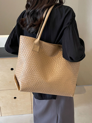 Дамска тъкана Tote чанта с текстурна повърхност — PU материал, цип за затваряне, вътрешен джоб с цип и джоб за телефон, хоризонтално квадратна форма