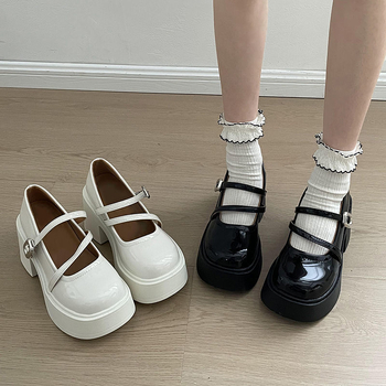 Mary Jane bateliai moterims, su apvalia nosimi, storu padu, didinančiu aukštį, viršutinė dalis iš sintetinės odos, gumos padas, užsegimas vieną sagtimi.