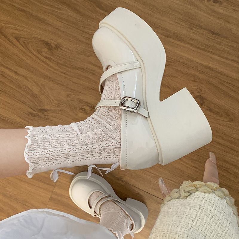 Mary Jane bateliai moterims, su apvalia nosimi, storu padu, didinančiu aukštį, viršutinė dalis iš sintetinės odos, gumos padas, užsegimas vieną sagtimi.