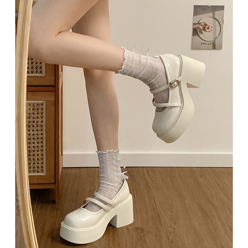 Mary Jane bateliai moterims, su apvalia nosimi, storu padu, didinančiu aukštį, viršutinė dalis iš sintetinės odos, gumos padas, užsegimas vieną sagtimi.