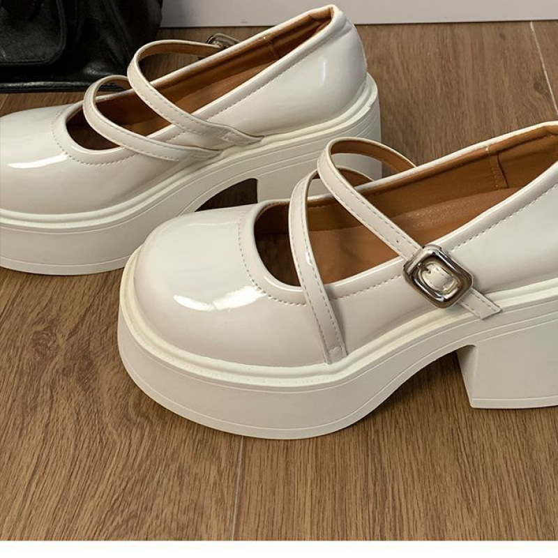 Mary Jane bateliai moterims, su apvalia nosimi, storu padu, didinančiu aukštį, viršutinė dalis iš sintetinės odos, gumos padas, užsegimas vieną sagtimi.