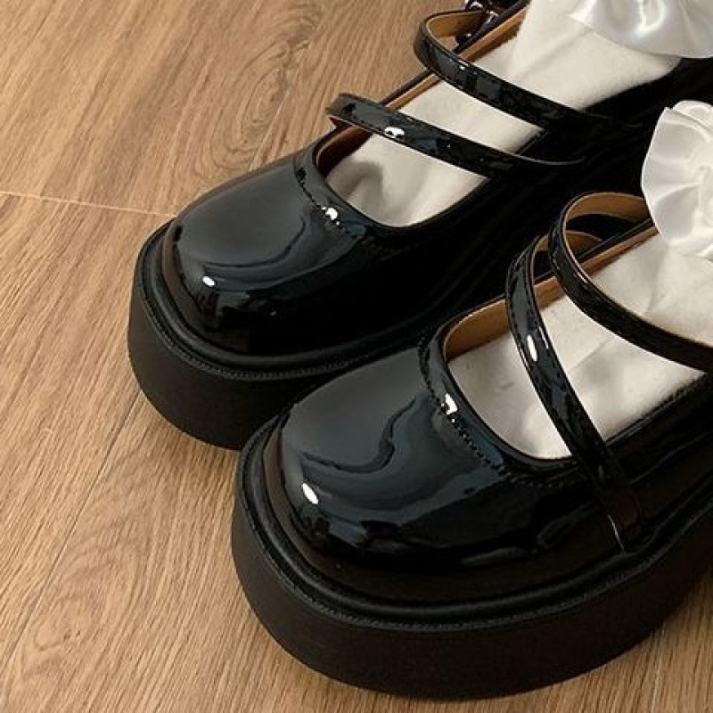 Mary Jane bateliai moterims, su apvalia nosimi, storu padu, didinančiu aukštį, viršutinė dalis iš sintetinės odos, gumos padas, užsegimas vieną sagtimi.