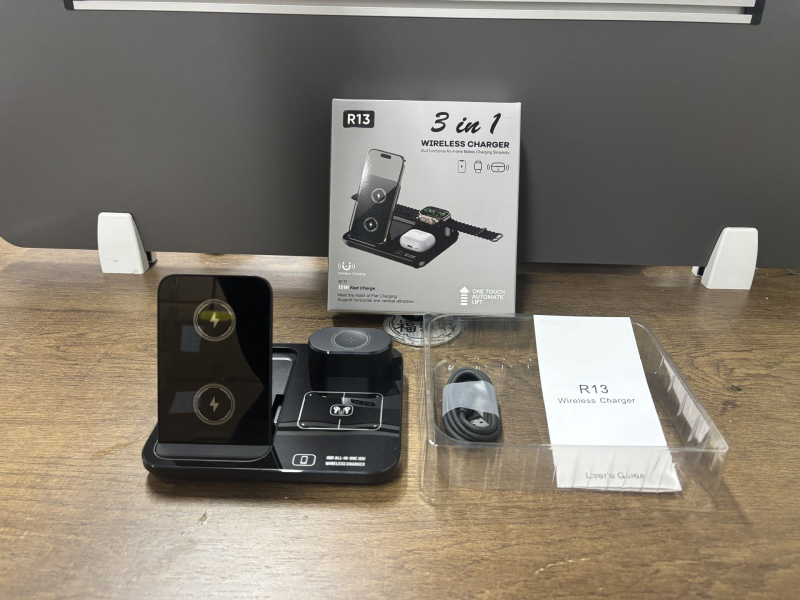 Šeši viename belaidė įkroviklis su sulankstomu telefono laikikliu, stalinis naktinis apšvietimas, laikrodis ir garsiakalbis – 15W telefonui, 5W ausinėms, 2,5W laikrodžiui