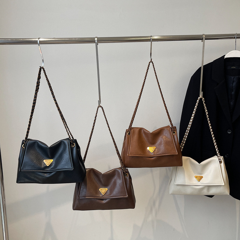 Női tote táska, PU anyag, vízszintes négyszögletes forma, zárható fedél, telefon zseb, poliészter bélés, 2024 tél, utcai divat