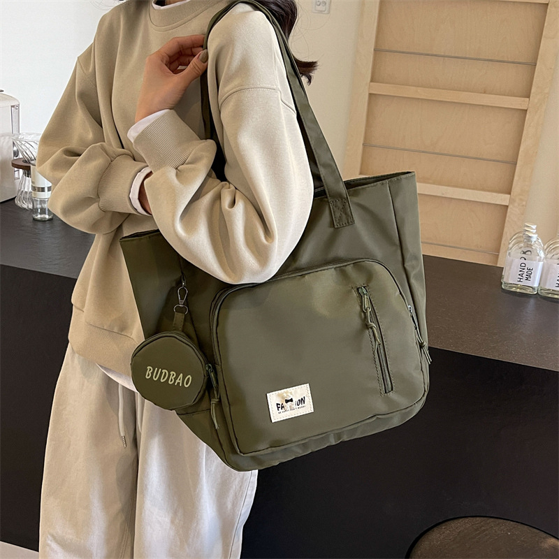 Torba za ramena, gradski minimalistički stil, platno, vodoravan kvadratni oblik, zatvarač, sezona ljeto 2024