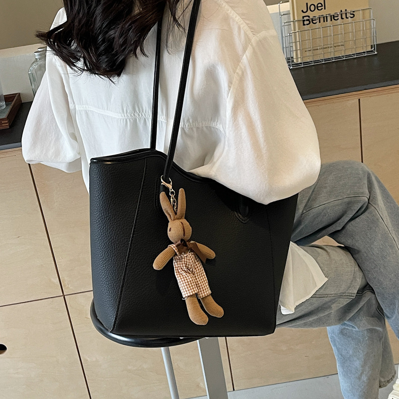 PU pečių rankinė su horizontalia kvadrato forma, užsegimas užtrauktuku, vidinė kišenė su užtrauktuku ir telefono kišenė, poliesterio pamušalas.