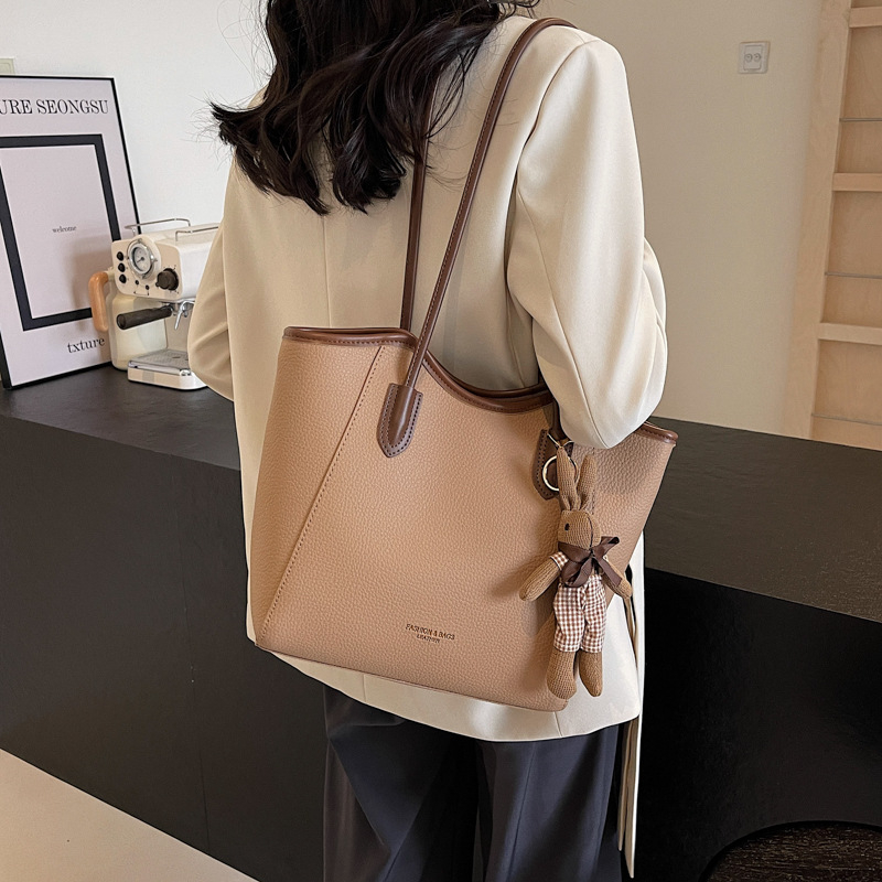 PU pečių rankinė su horizontalia kvadrato forma, užsegimas užtrauktuku, vidinė kišenė su užtrauktuku ir telefono kišenė, poliesterio pamušalas.