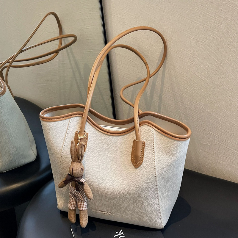 PU pečių rankinė su horizontalia kvadrato forma, užsegimas užtrauktuku, vidinė kišenė su užtrauktuku ir telefono kišenė, poliesterio pamušalas.