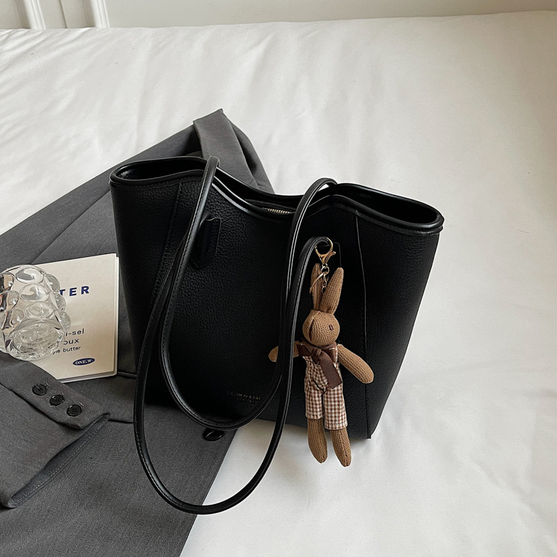 PU pečių rankinė su horizontalia kvadrato forma, užsegimas užtrauktuku, vidinė kišenė su užtrauktuku ir telefono kišenė, poliesterio pamušalas.