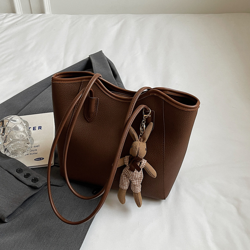 PU pečių rankinė su horizontalia kvadrato forma, užsegimas užtrauktuku, vidinė kišenė su užtrauktuku ir telefono kišenė, poliesterio pamušalas.