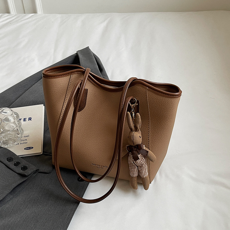 PU pečių rankinė su horizontalia kvadrato forma, užsegimas užtrauktuku, vidinė kišenė su užtrauktuku ir telefono kišenė, poliesterio pamušalas.