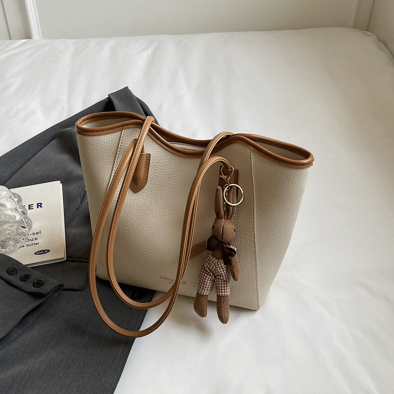 PU pečių rankinė su horizontalia kvadrato forma, užsegimas užtrauktuku, vidinė kišenė su užtrauktuku ir telefono kišenė, poliesterio pamušalas.