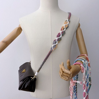 Λουρί κινητού για κινητό τηλέφωνο με διαβαθμισμένο ρόζ μοτίβο, χειροποίητο πλέξιμο; υλικό κράμα; Άνοιξη 2025; πρωτότυπος σχεδιασμός με κρεμαστό για κλειδιά