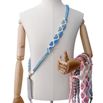 Λουρί κινητού για κινητό τηλέφωνο με διαβαθμισμένο ρόζ μοτίβο, χειροποίητο πλέξιμο; υλικό κράμα; Άνοιξη 2025; πρωτότυπος σχεδιασμός με κρεμαστό για κλειδιά