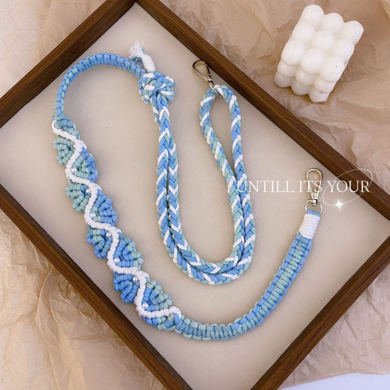 Šnura za mobitel s gradijentnim ružičastim uzorkom, ručno pletena; materijal legura; proljeće 2025; originalni dizajn s privjeskom za ključeve