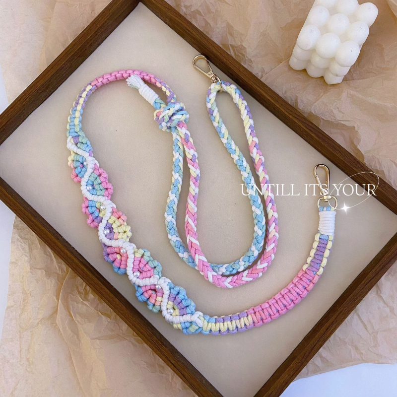 Šnura za mobitel s gradijentnim ružičastim uzorkom, ručno pletena; materijal legura; proljeće 2025; originalni dizajn s privjeskom za ključeve